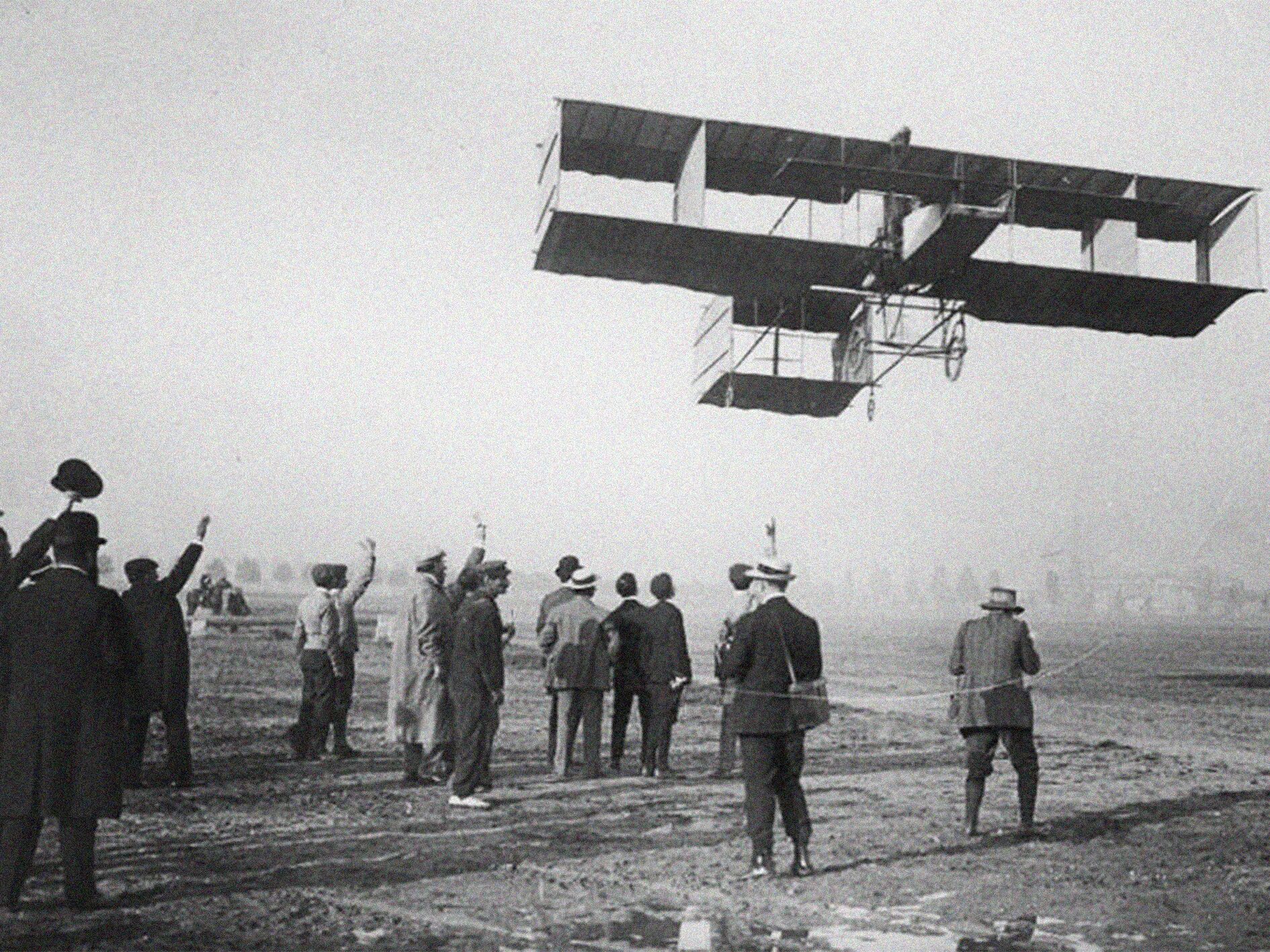 Самолет находящийся в полете преодолевает 140. Братья Райт первый самолет. Фарман Голиаф самолет. Биплан Фарман 1907. Братья Вуазен.