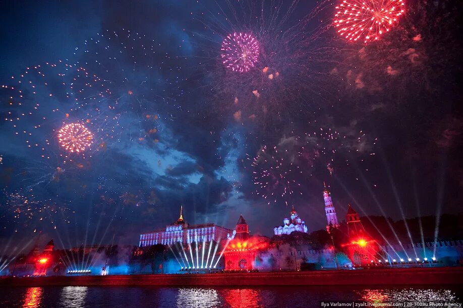 Салют победы минус. Парк Северное Тушино салют. Парк Победы салют. Праздничный салют Победы. Салют Победы в Москве.