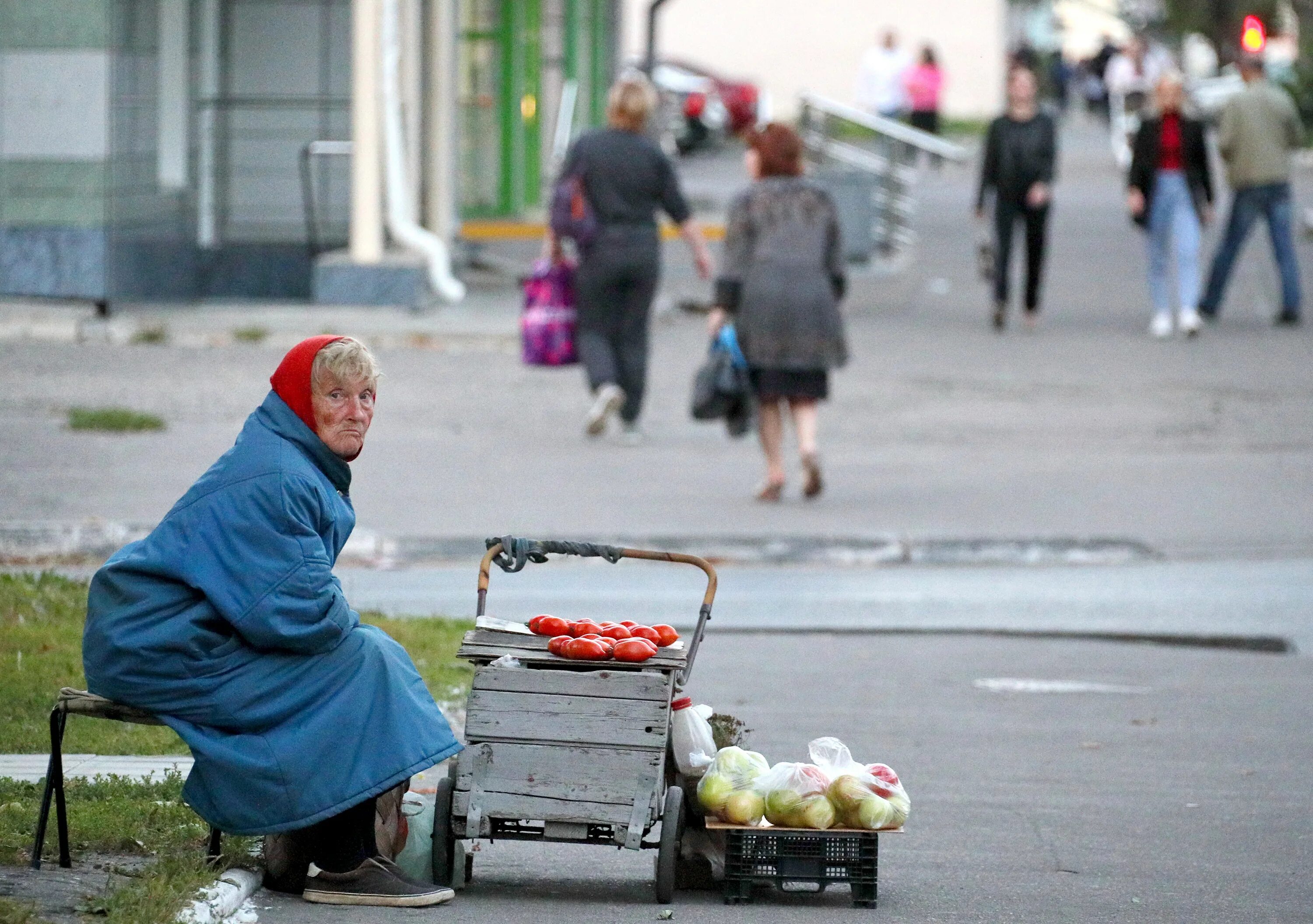 Маленький богатый маленький бедный. Нищие в России 2021. Нищета в России. Бедная Россия. Бедность в России.