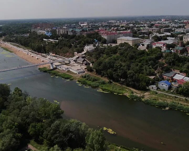 Вид с моста на реку Урал за 15 минут до начала грозы, панорамная фотография / VF
