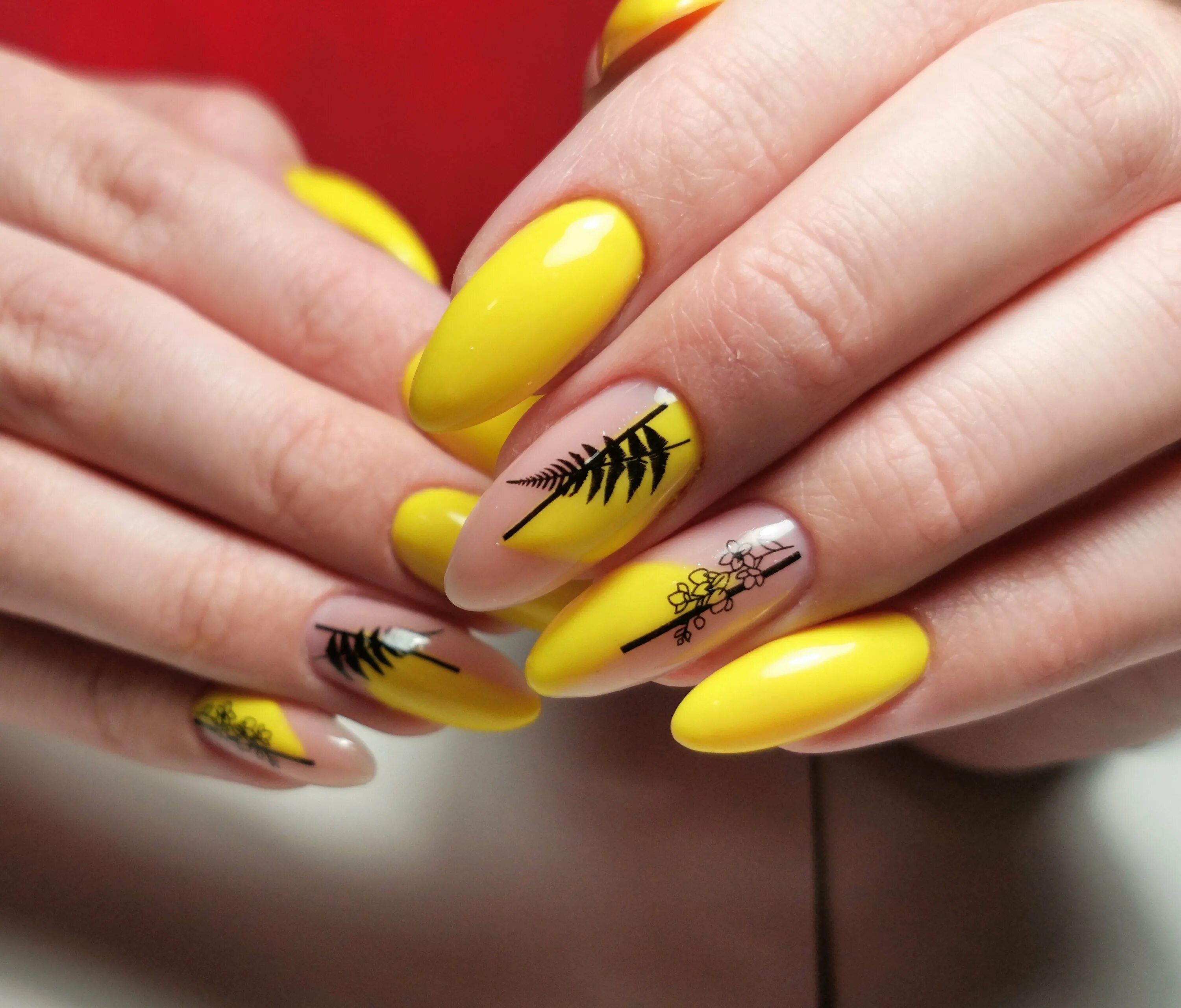 Желтые ногти. Жёлтые ногти маникюр. Маникюр жёлтый с чёрным. Ногти в желтых тонах.
