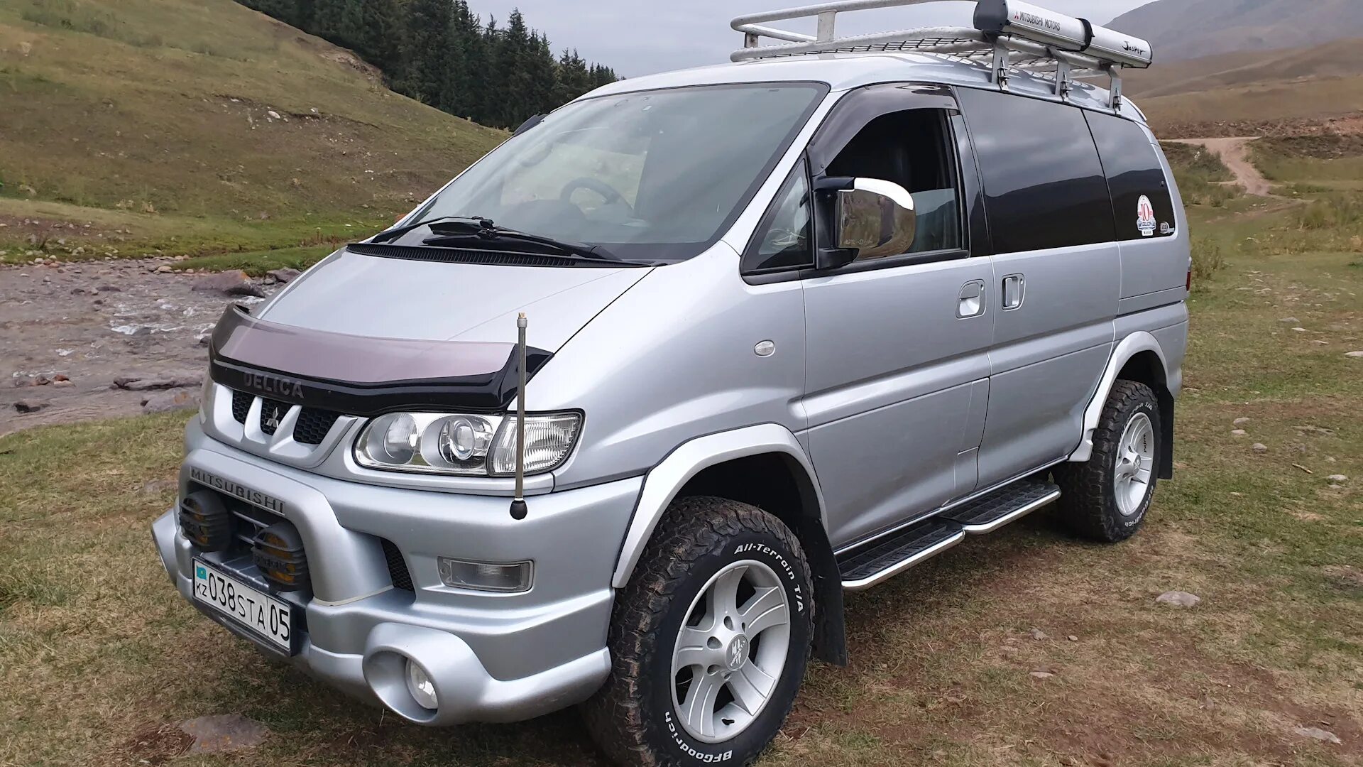 Купить митсубиси делику бу. Mitsubishi Delica l400. Mitsubishi Delica 3. Mitsubishi Delica 2005. Мицубиси Делика 2005.