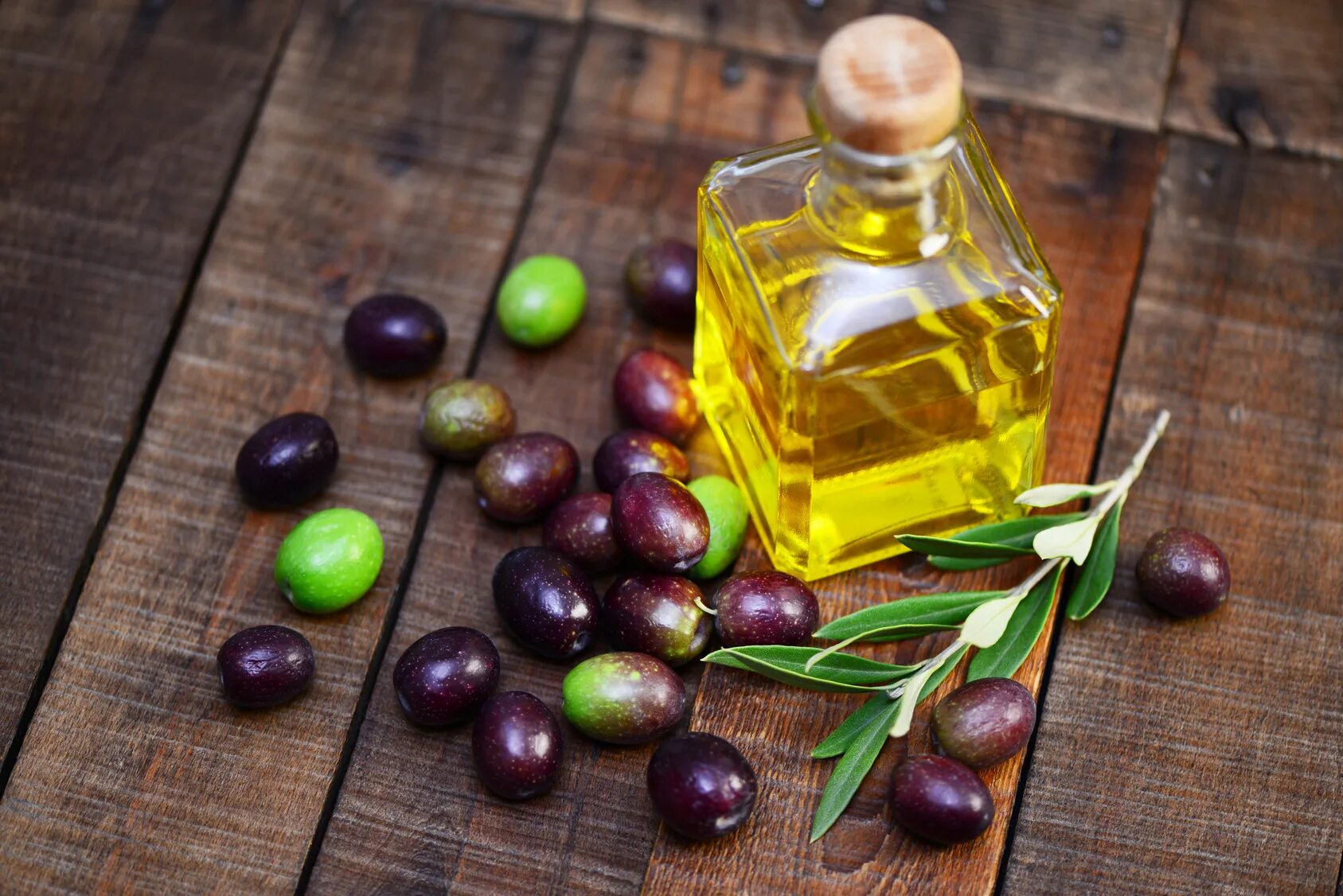 Оливковое масло имеет. Оливковое масло. Масло оливы. Оливки и оливковое масло. Оливковое масло целебное.