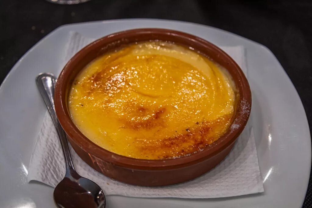 Crema Catalana десерт. Каталонский крем (crema Catalán). Крем Каталана рецепт. Каталонский крем с маракуйей. Крем каталана