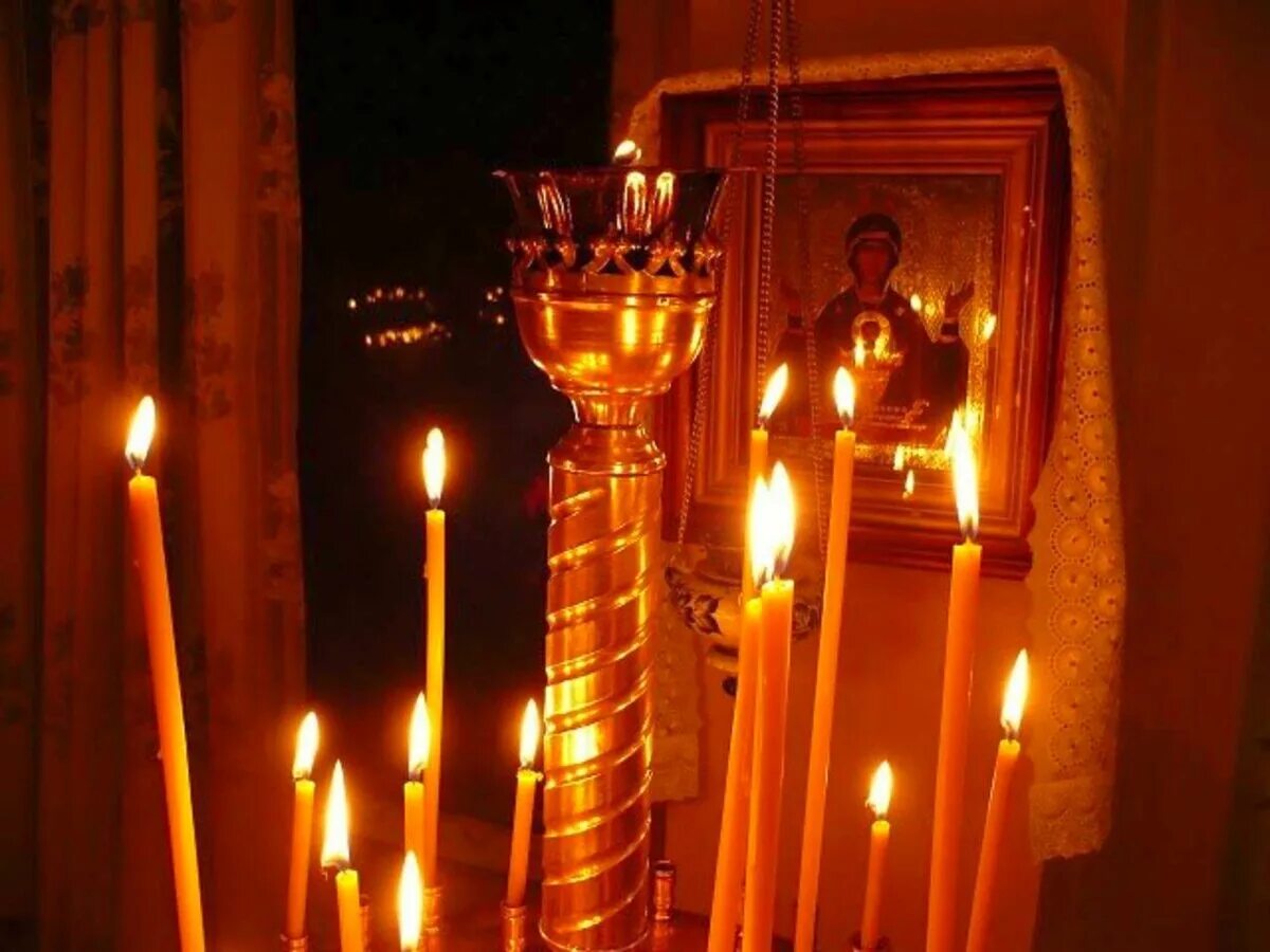 Свечи в церкви. Горящая свеча в церкви. Горящие свечи в церкви. Свечи горят в церкви. В церкви горят свечи