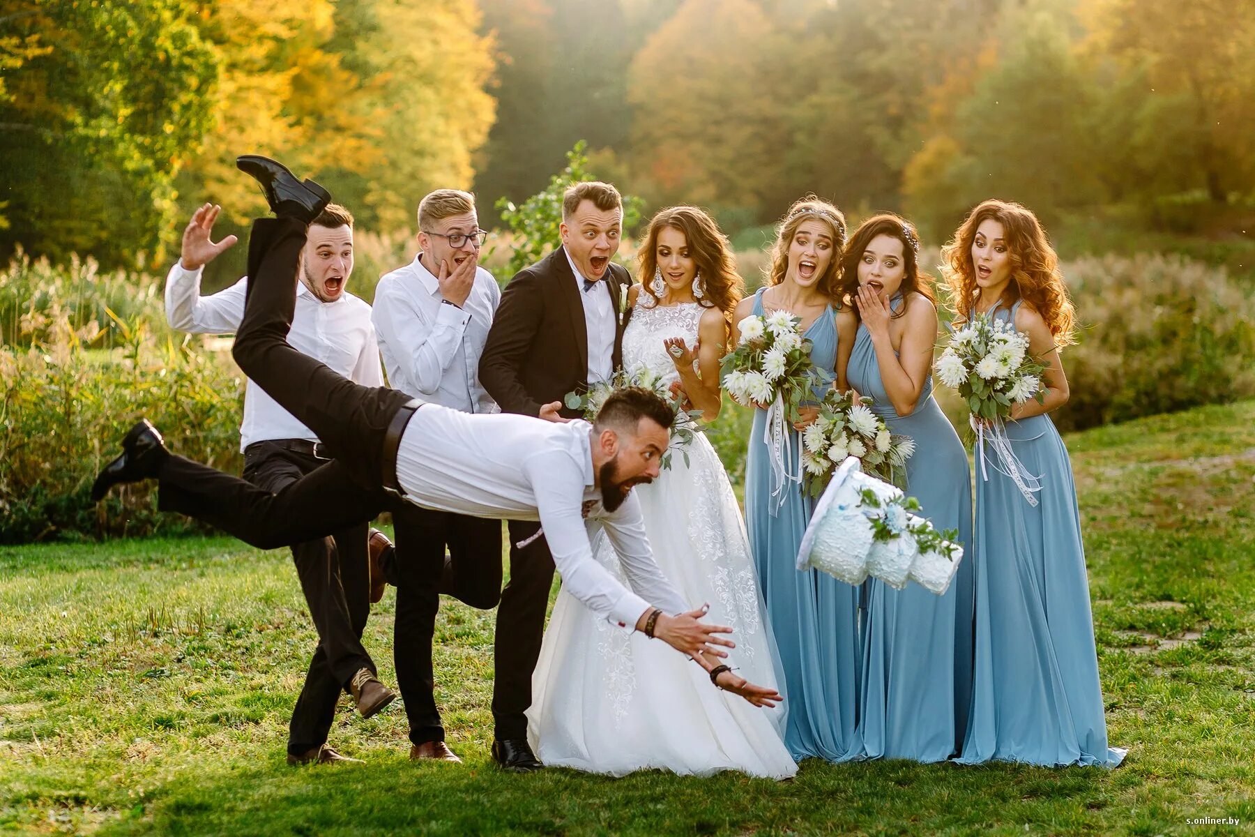 Свадьба на 80 человек we wed. Свадебная фотосессия. Свадебная фотосессия с гостями. Гости на свадьбе. Свадьба. Жених и невеста.