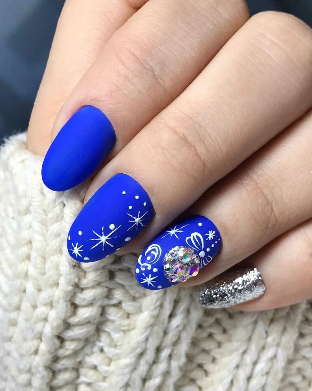 Новогодние ногти. Интерьер 2021 тренды. Стильный маникюр. 2022 год дизайн. Новогодний маникюр.