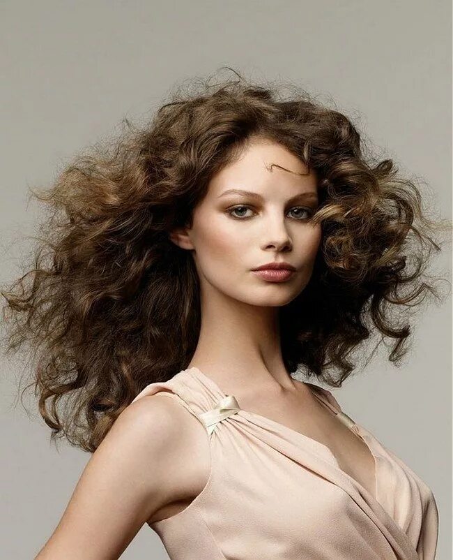 Кудрявые волосы. Curly bob модель. Стрижки для кудрявых и пышных волос. Зендая кудряшки. Стрижки на пышные волнистые волосы.