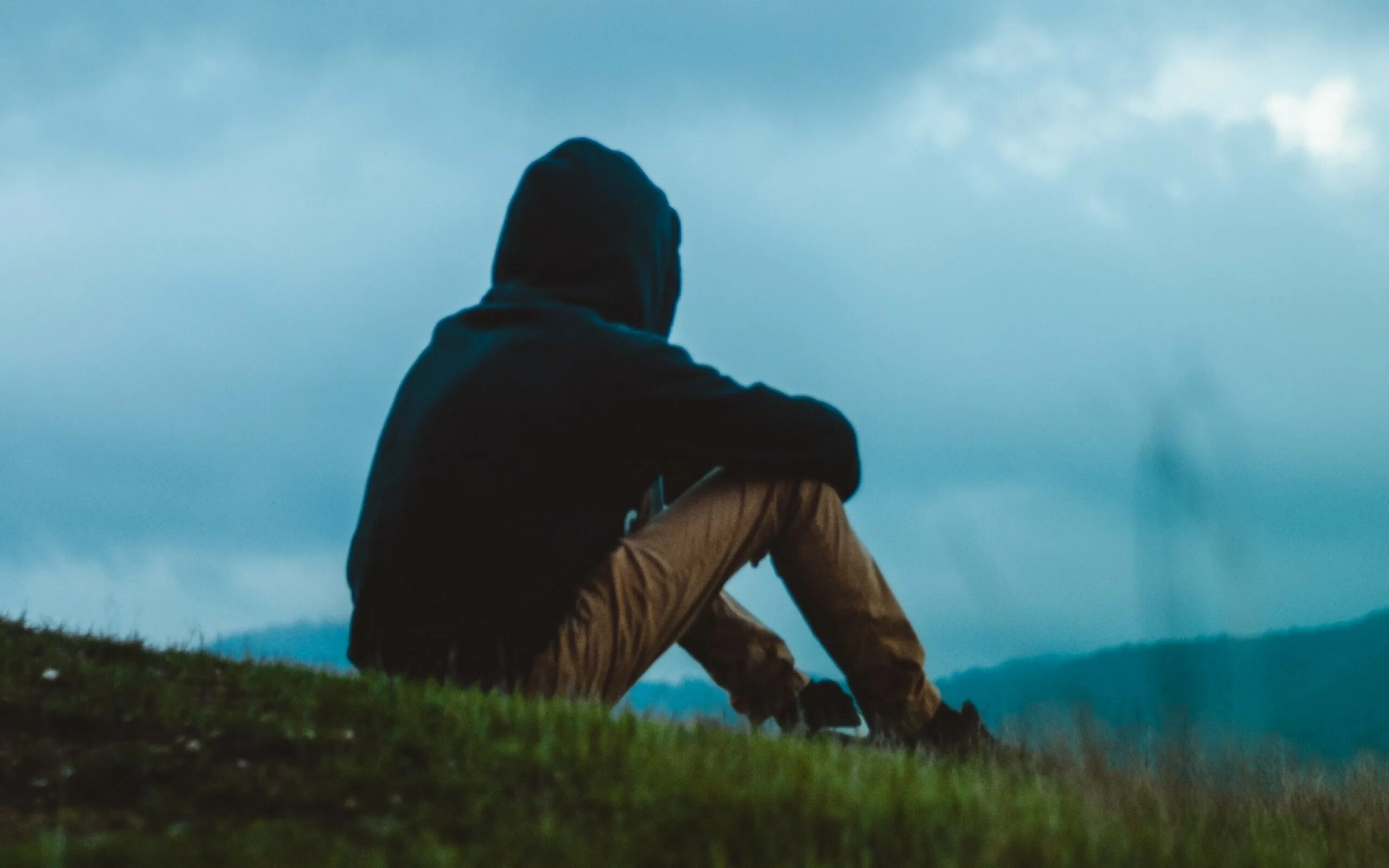 Одиночество души. Парень сидит спиной. Одиночество души. Силуэт мужчины. Это одиночество.