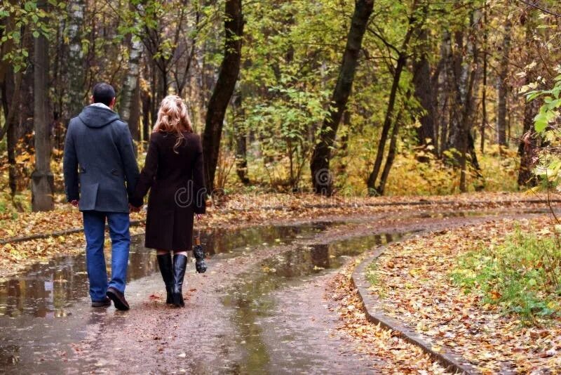 Люблю гулять по парку. Люблю гулять по парку. Парк деревья люди. Гулять по парку. Мужчина и женщина гуляют в парке.