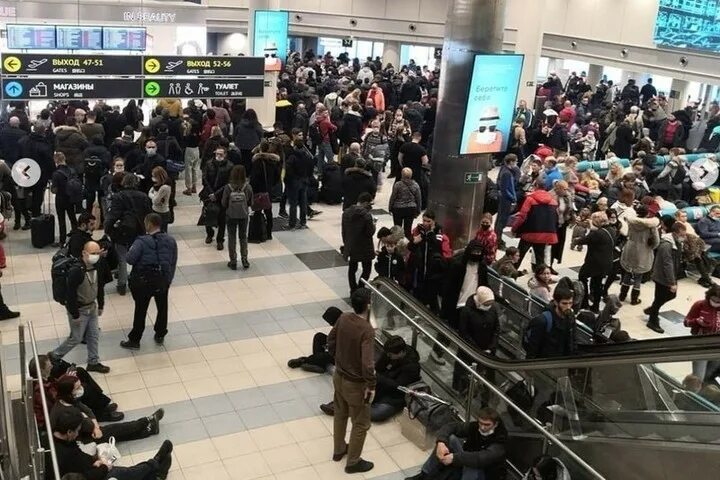 Теракт в аэропорту домодедово. Самолет и аэропорт. Аэропорт внуково 2022. Ажиотаж в аэропорту домодедово. Аэропорт домодедово сейчас.