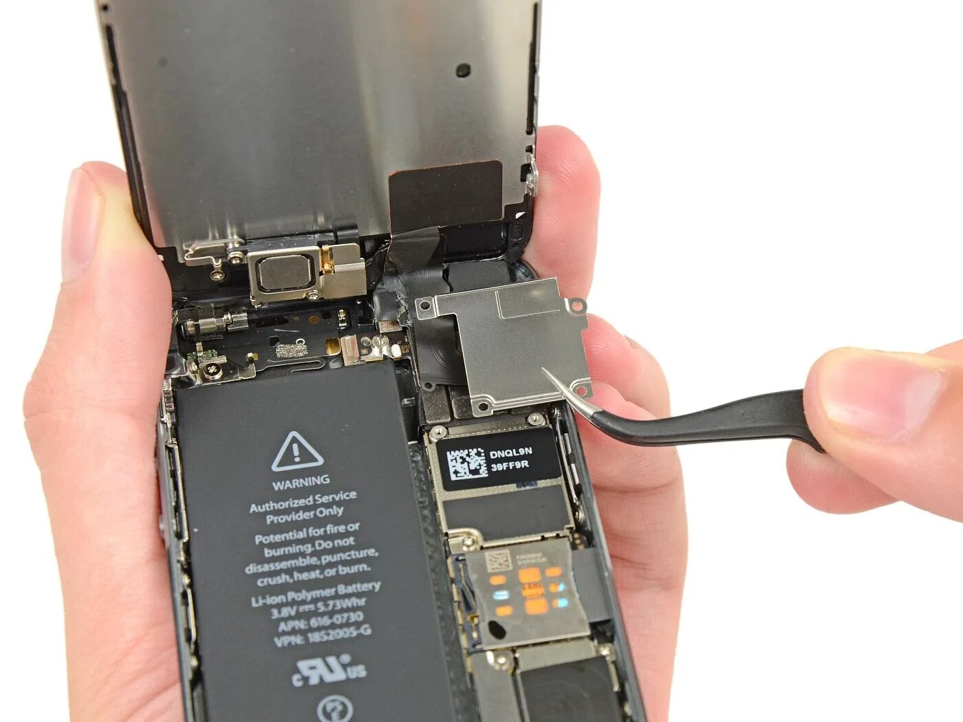 Как снять дисплей айфон. Шлейф для айфона 5s аккумулятора. шлейф аккумулятора iphone 5se. шлейф батареи айфон se. дисплей iphone x в разборе.