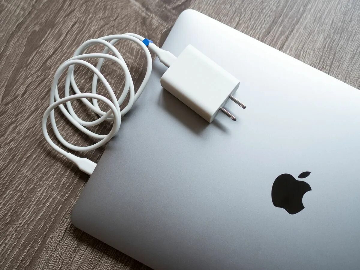 Как зарядить macbook. Зарядка на макбук про 2025. macbook 2025 на зарядке. magsafe macbook pro 2025. макбук м1 air зарядка.