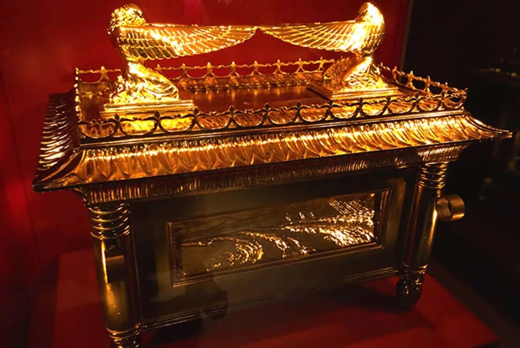 Ark of the ancients. Херувимы на ковчеге Завета. Дерево ситтим Ковчег Завета. Ларец Ковчег Завета. Ковчег Завета со скрижалями.