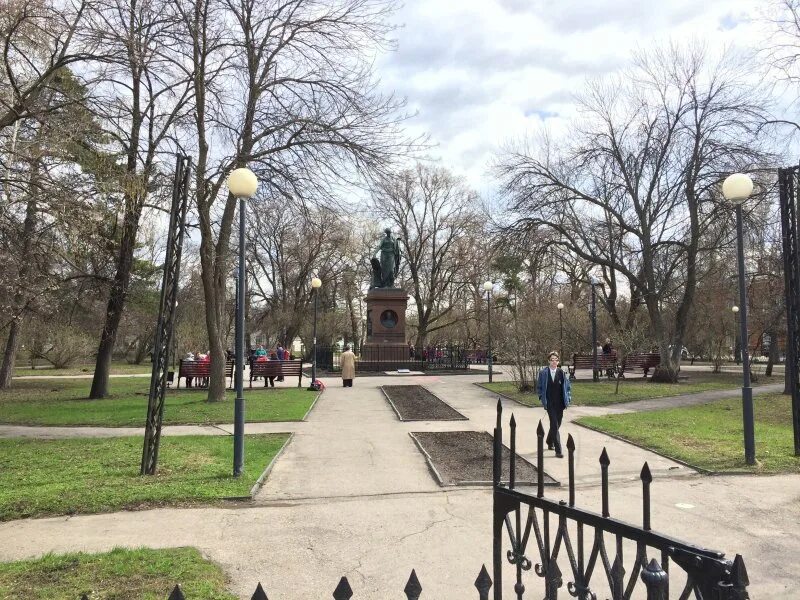 Погуляем ульяновск. Карамзинский сквер Ульяновск. Парк Карамзина Ульяновск. Сквер Карамзину в Ульяновске. Сквер имени Гончарова Ульяновск.