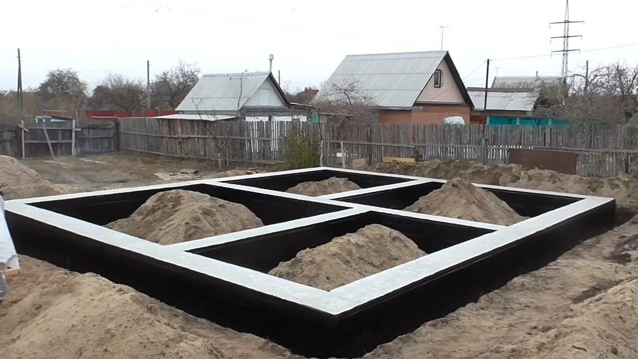 Как выглядит фундамент дома. Ленточный фундамент. фундаменты для малоэтажного строительства. фундамент для дома. фундаменты для малоэтажного строительства ленточные.