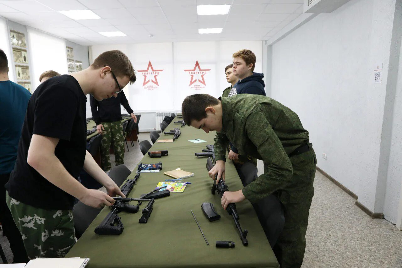 Авангард военно патриотический лагерь. Обучение военнослужащих. Военные сборы старшеклассников. Военный лагерь. Военная подготовка авангард