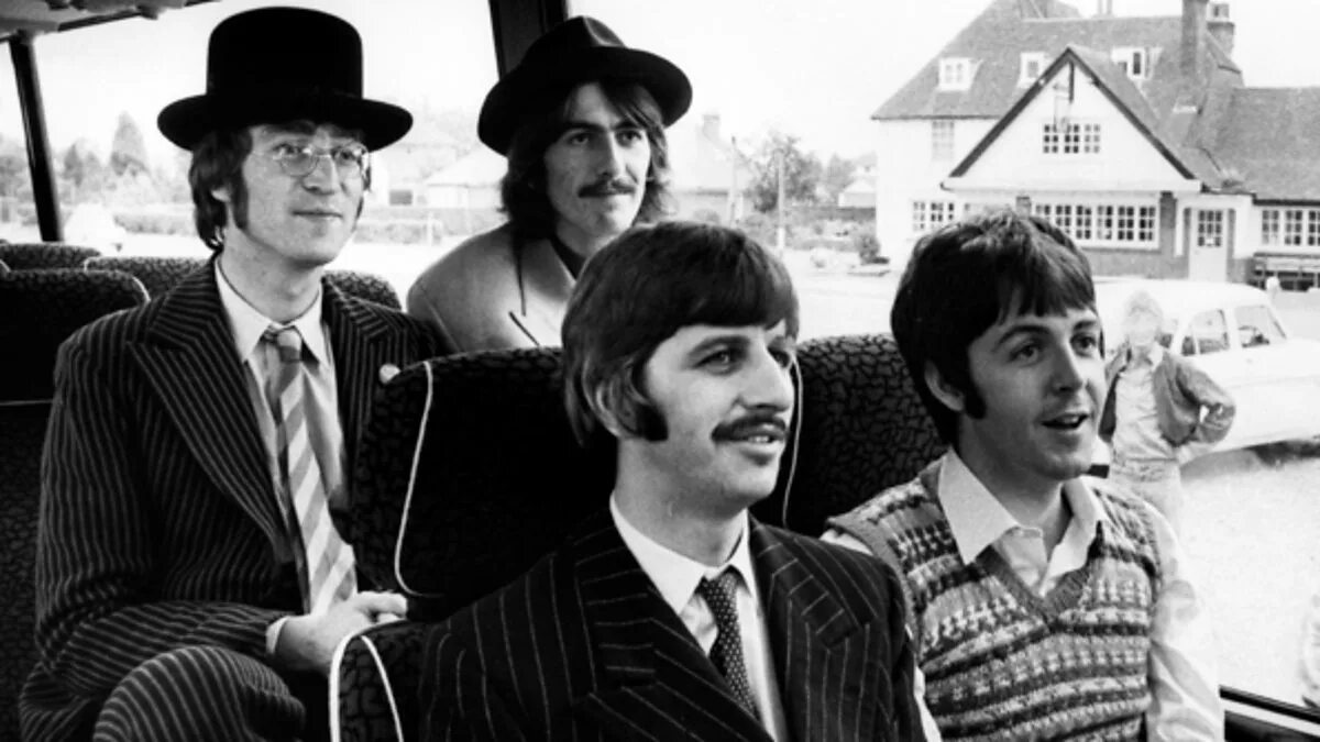 Битлз волшебное таинственное путешествие альбом. Битлз magical mystery tour. Mystery tours. Beatles "magical mystery tour". Джон леннон magical mystery tour.