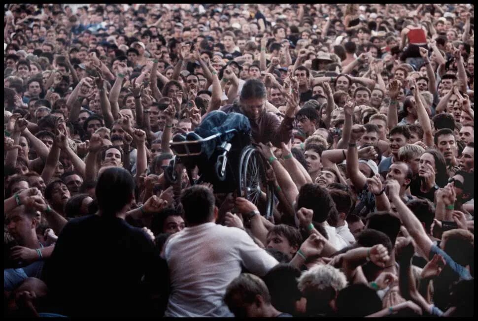 Near crowd. Слэм мошпит. Moshpit группа. Radiohead Moshpit. Moshpit Boston.