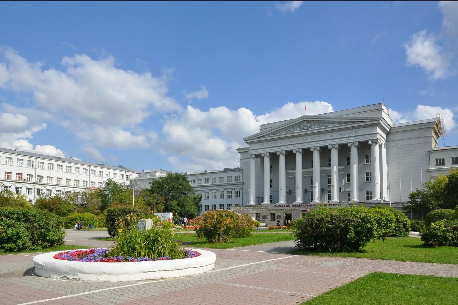 Университет б ельцина екатеринбург. Уральский федеральный университет Ельцина. Уральский федеральный университет Екатеринбург. Площадь УПИ УРФУ. УРФУ Гук здание.