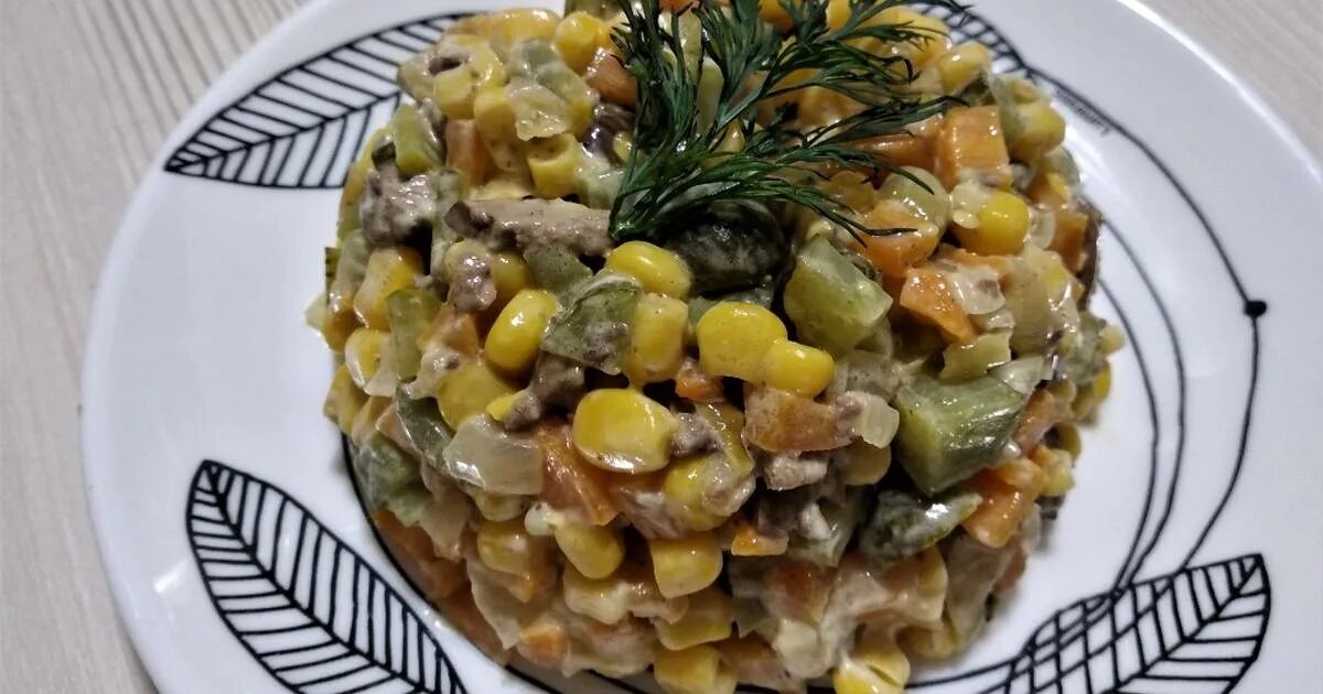 Салат с печенью и кукурузой. Салат из печени с кукурузой. Салат из куриной печени и кукурузы. Салат с куриной печенью и кукурузой.