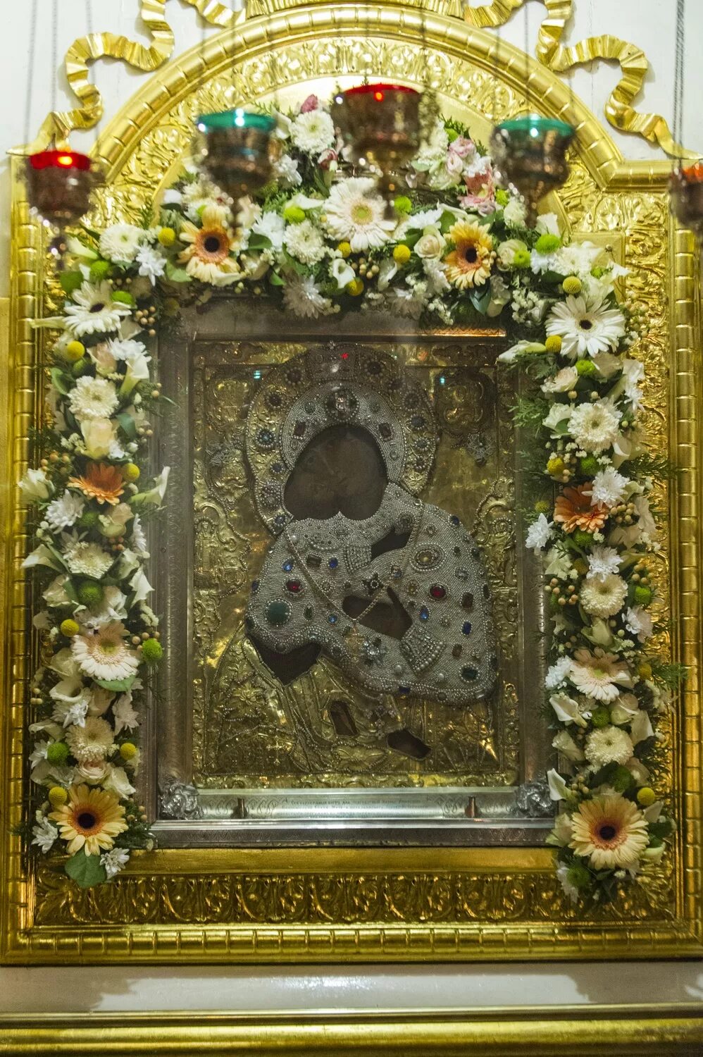 иконы в печерском монастыре. храм девяти мучеников кизических икона николая. крестный ход в псково печерском монастыре. псково печерский монастырь иконы богородицы. успенский собор псково-печерского монастыря внутри.