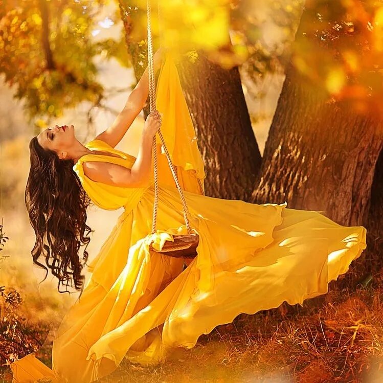 Легкой поступью. Женщина осень. Осенняя девушка. Девушка на качелях. Девушка в желтом платье.