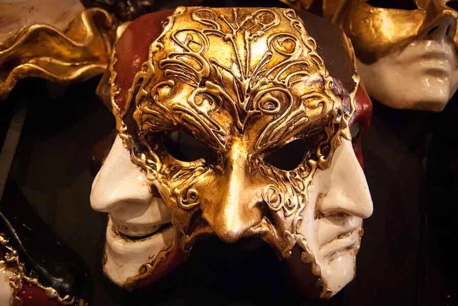 Некоторыми лицо. Венецианская трехликая маска. Двуликий Янус маска. Венецианская маска Двуликий Янус. Маска Двуликого Венеция.