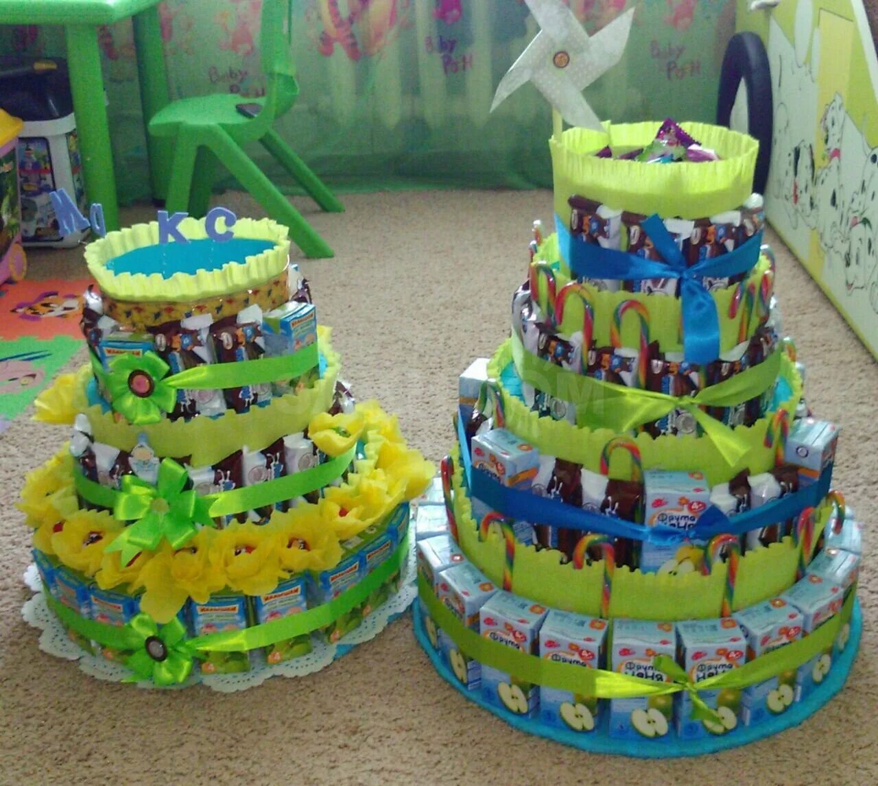 Что можно в сад на день рождения. Торт из Барни и сока в детский сад. Торт в садик из сладостей. Угощение в садик. Угощение в садик на день рождения.