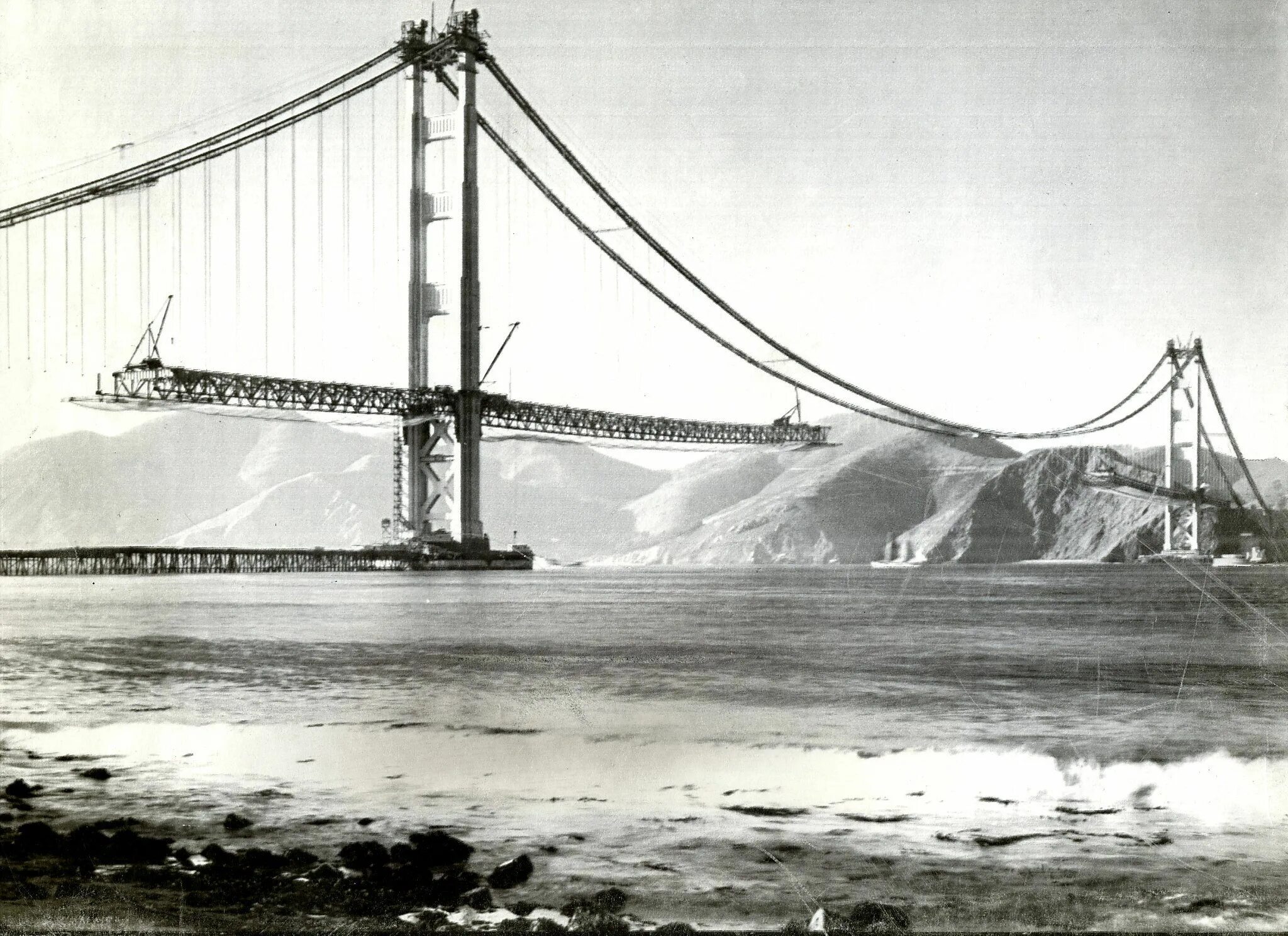 Мост в сша разрушение. Мост золотые ворота в Сан-Франциско. Строительство моста Голден гейт. Бруклинский мост Сан Франциско. Золотые ворота стройка в Сан Франциско.