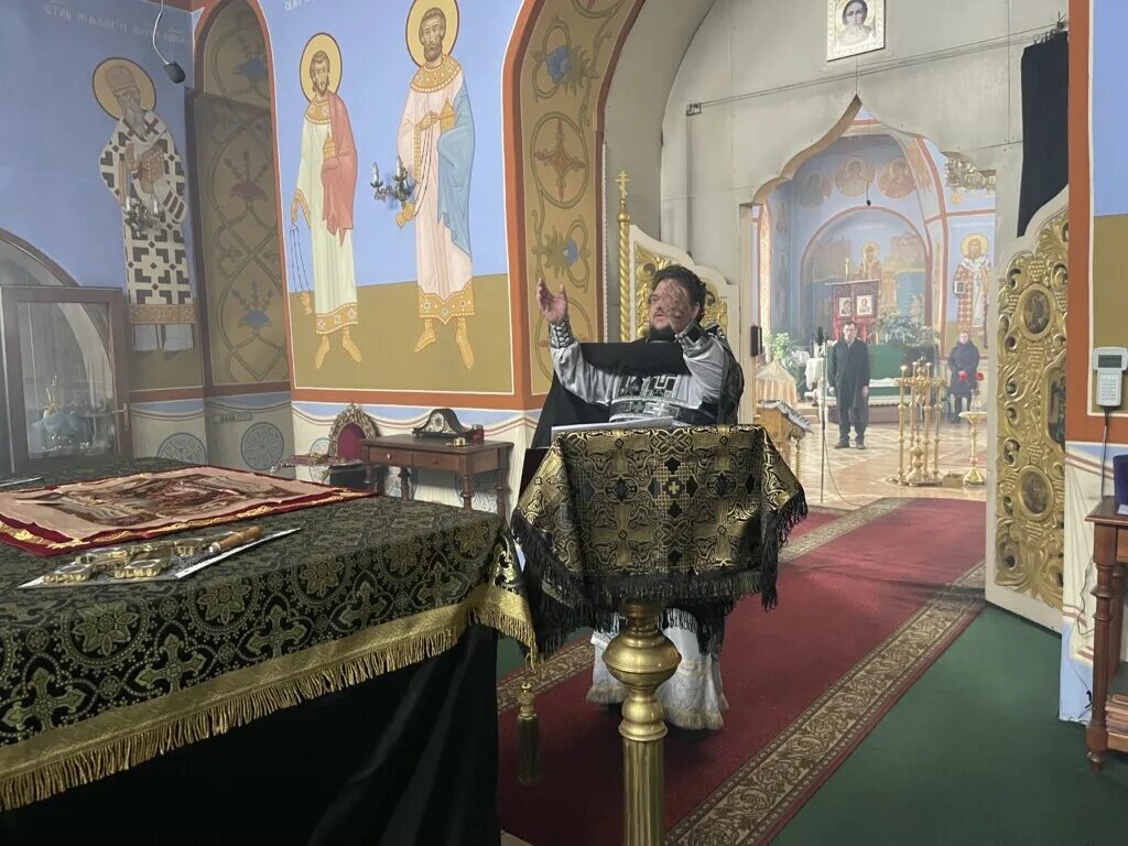 4 седмица великого. Литургия Преждеосвященных Даров. Священник на литургии.
