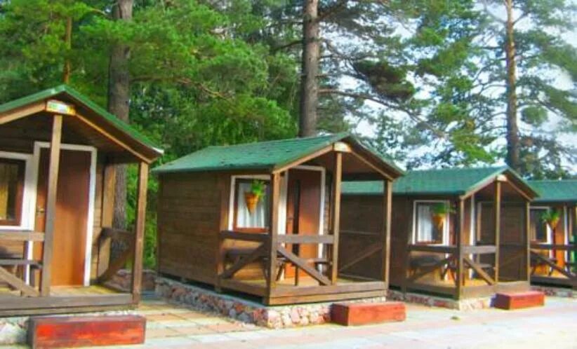 Комплекса relax park verholy. Гостевой домик. Ямская слобода завидово домики. Деревянный гостиничный комплекс. Завидово кемпинг домики.