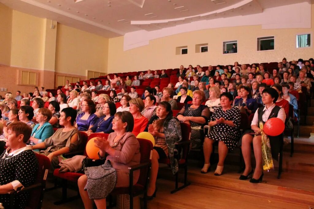 Лайф новости кожевниково. РДК зори Кизнера. Зори Кизнера Кизнерский МРДК МУК. Зрительный зал РДК зори Кизнера. Свадьба в РДК Кизнер.