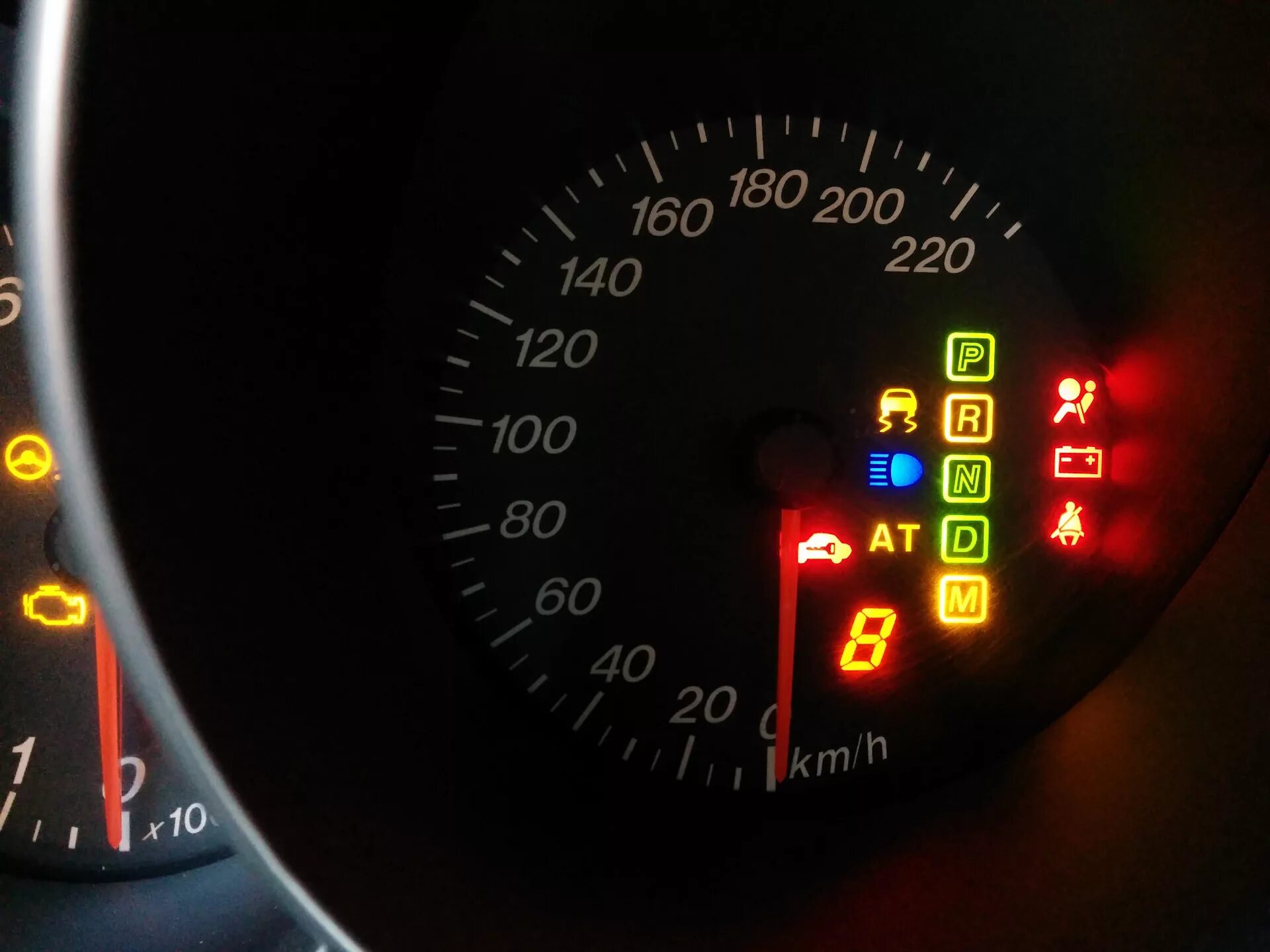 Лампочка скользкая дорога. Датчики на панели управления на Мазда 3 2013 года. Значки на панели приборов Мазда 3. Мазда 3 хэтчбек чек индикатор машинка. Мазда 3 BK лампа чек.