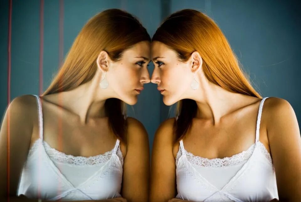 Отражение в зеркале. Девушка в отражении. Зеркальное отражение. Девушка в отражении зеркала.
