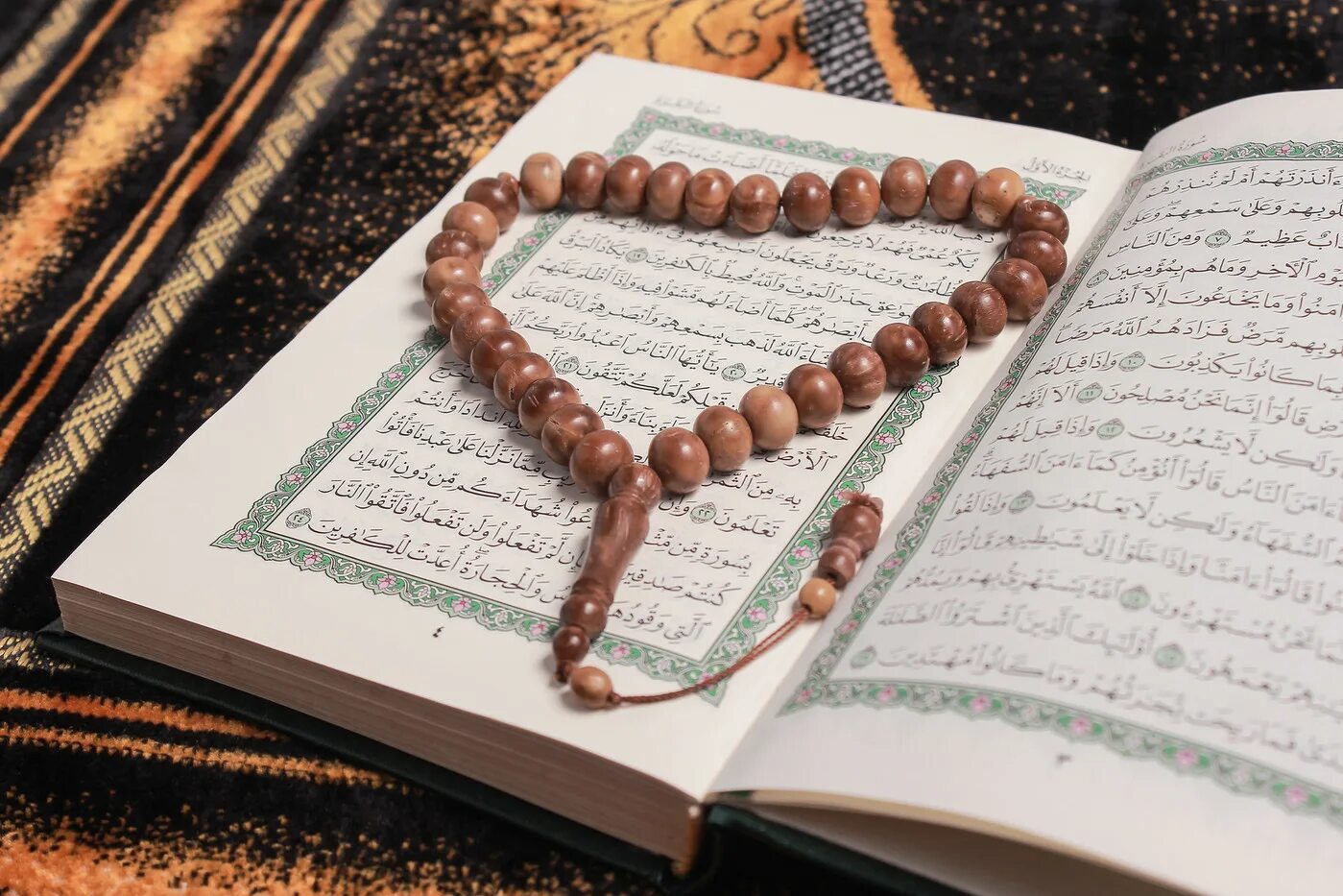 Слушание корана. Коран. Красивый Коран. Коран Писание. Коран изображение.