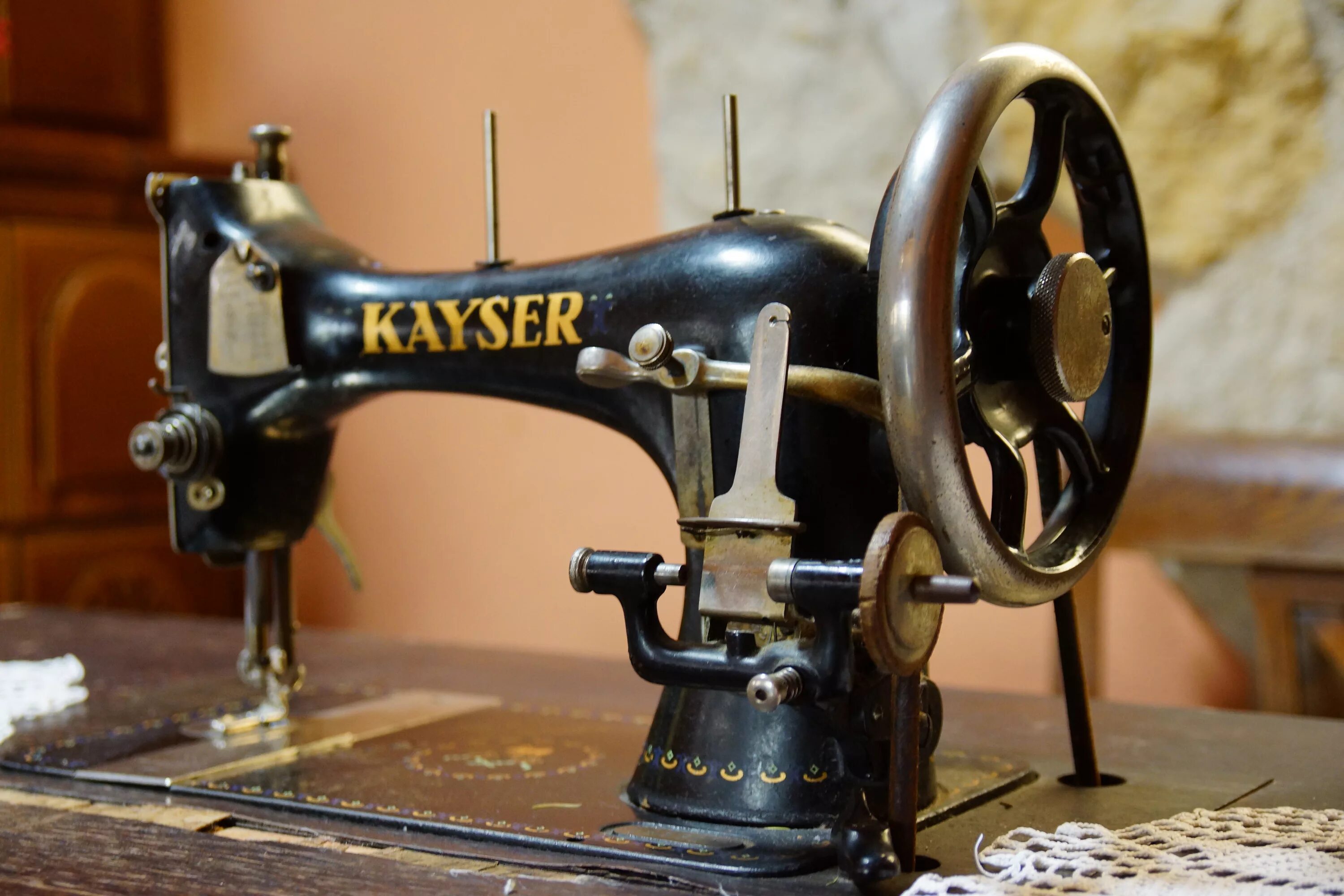 Сон швейная машинка. Швейная машинка. Старинная швейная машина. Скарие Швейные машинки. Американские Швейные машинки старинные.