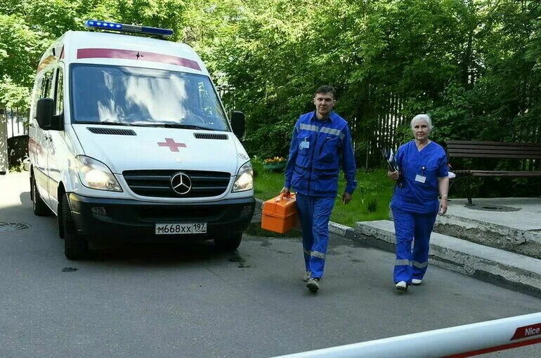 Бригада скорой помощи. Автомобиль скорой помощи. Вызов скорой медицинской помощи.