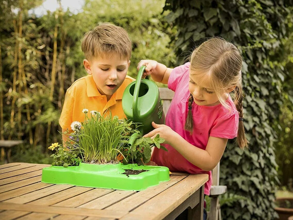 The father work in the garden. Мини-сад для детей. Дети сажают цветы. Семья в огороде. Farm worker.