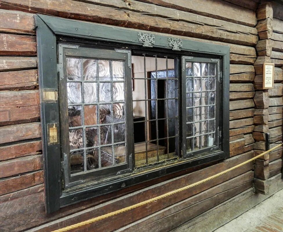 Вид из окна европа. Летний дворец петра фасад. Домик петра 1 окна. Летний сад в санкт-петербурге летний дворец петра 1. Fineber скала песочный.