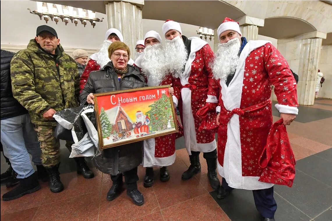 дед мороз в московском метро. дед мороз в хорошем качестве. деды морозы в метро москвы рязанский проспект. дед мороз в московском метро. дед мороз в метро.