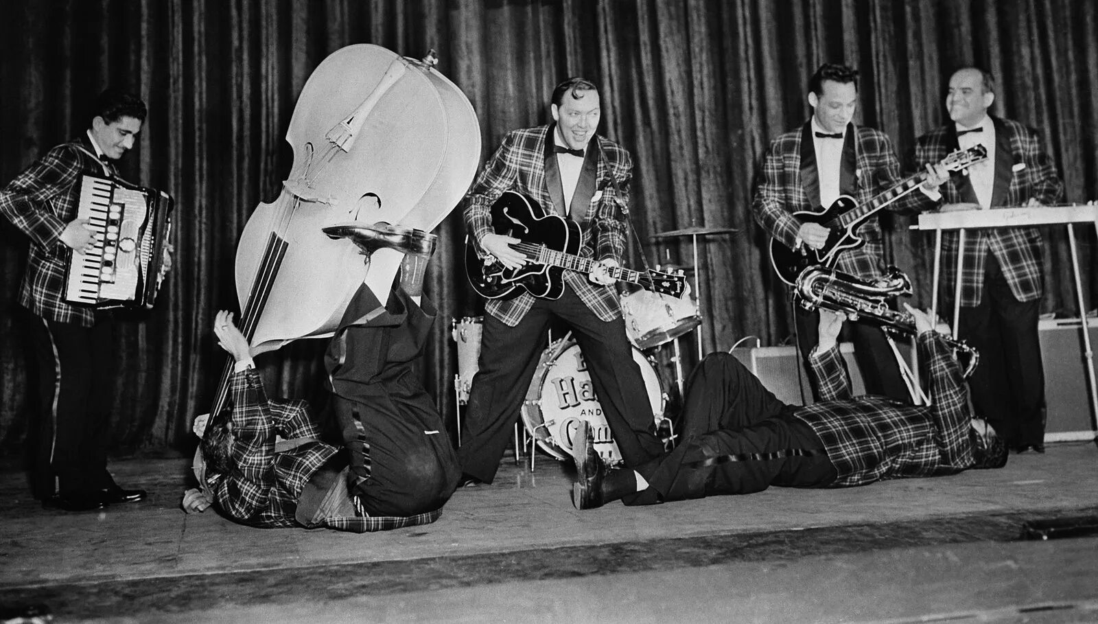 Песня 1 америка. Билл Хейли. Bill Haley and the Comets. Билл Хелли рок-н-ролл. The Comets группа.