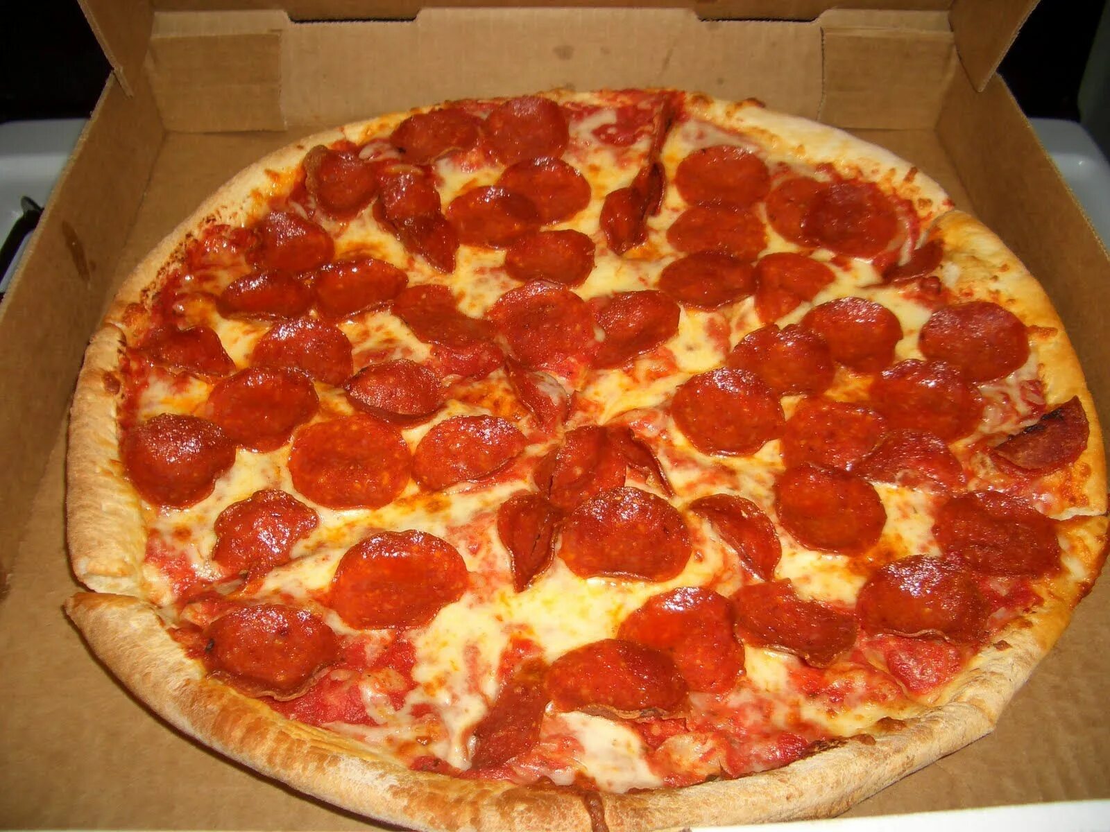 пицца Pepperoni путя клиппирования изолированная изображением Стоковое Фото - из