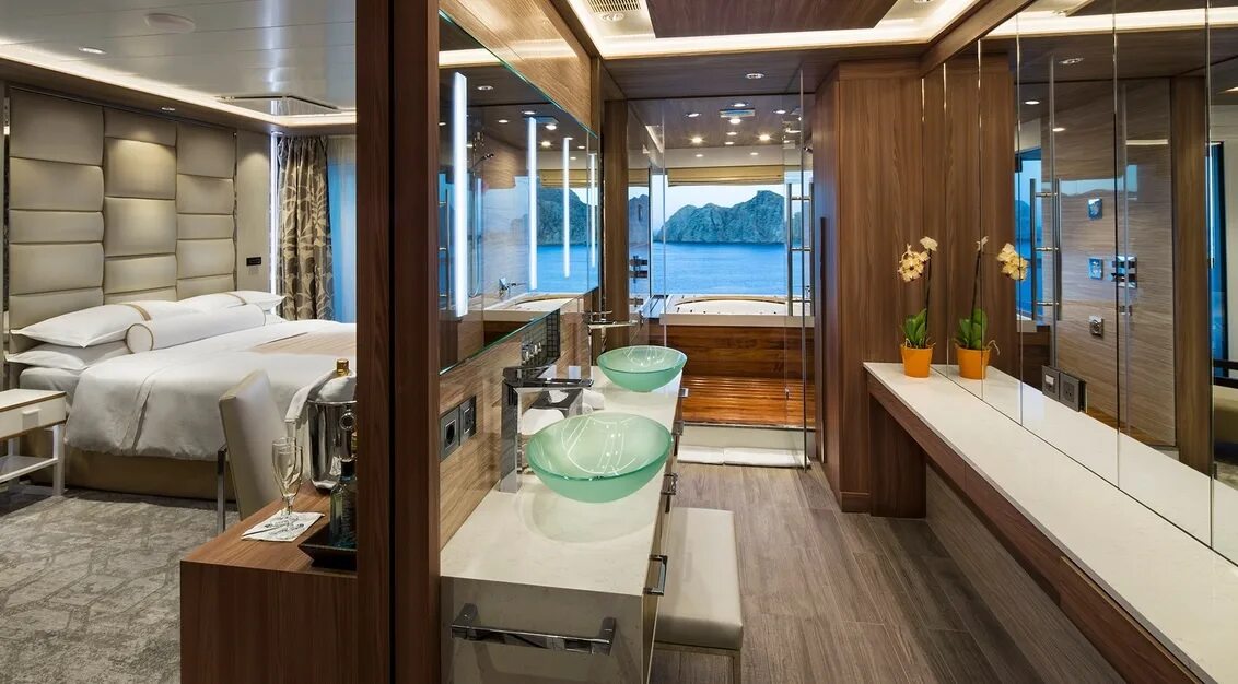 Иллюминатор каюты. Azamara pursuit лайнер. azamara quest каюта. азамара квест лайнер каюты. azamara круизный лайнер внутри.