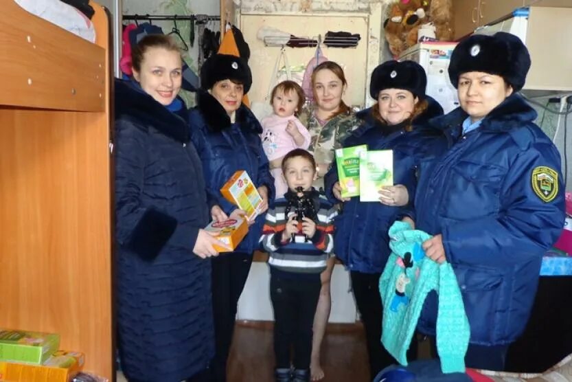 Вещи нуждающимся уфа. Гуманитарный склад вещей. Фото помощь нуждающимся детям. Одежда для нуждающихся. Вещи нуждающимся уфа.