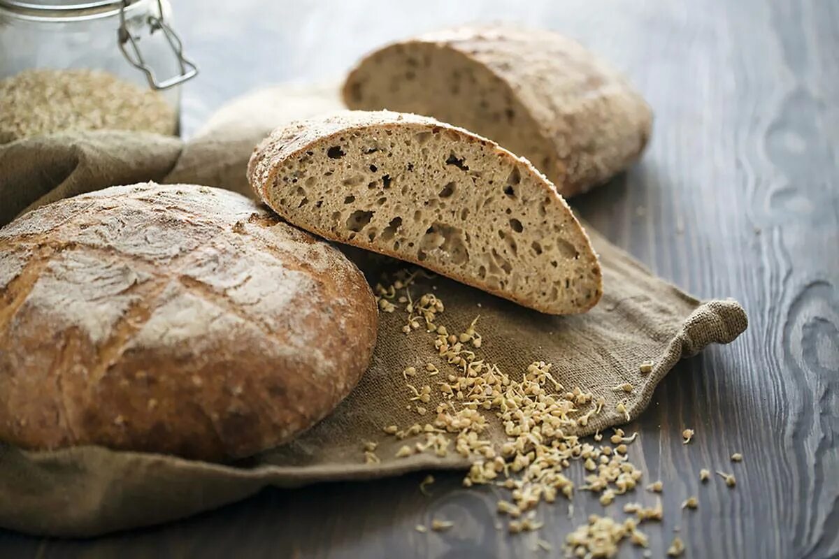 Цельнозерновой хлеб вред. Хлеб. Хлеб из ржаной муки. Хлебо будочные изделия. Ржаная мука хлеб.