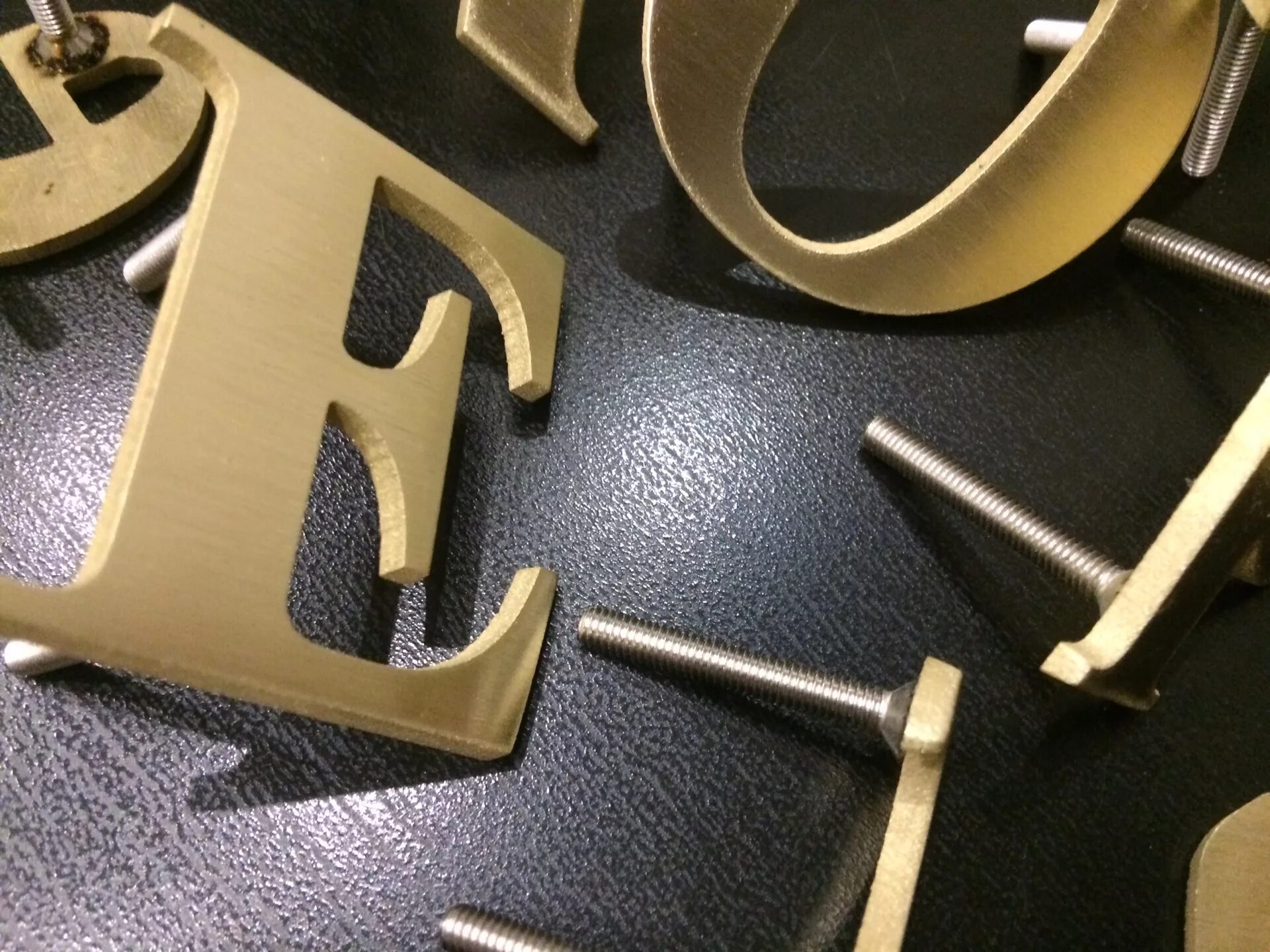 вывески из листового металла. резка меди лазером. изделия из металла на лазере. резка лазером. детали вырезанные на лазере.