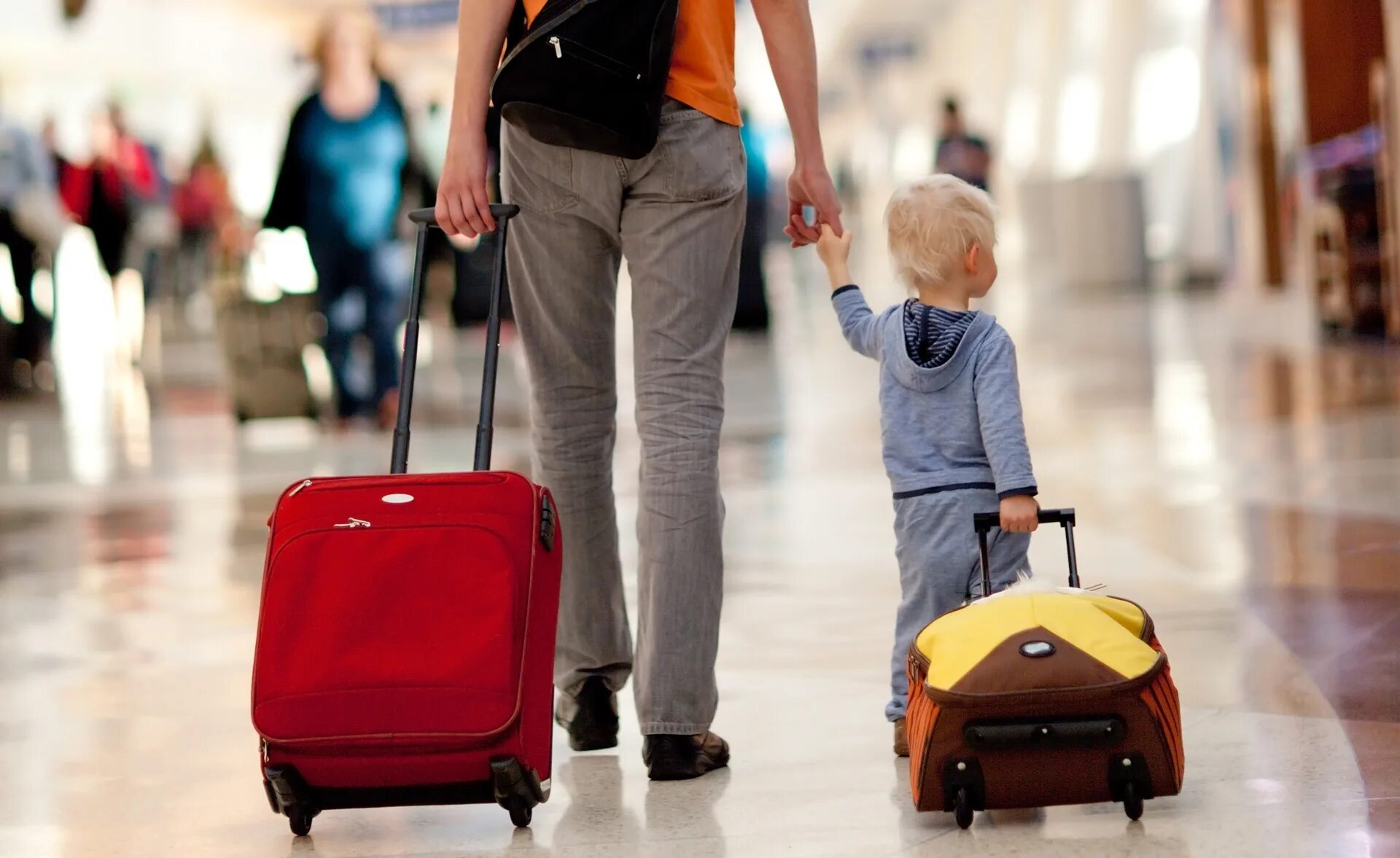 Правила выезда детей за границу 2024 новые. Чемодан для детей. Человек с чемоданом. Родители с детьми в аэропорту. Путешествие семья чемоданы.
