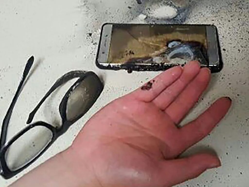 Взорвался аккумулятор телефона. Китайский телефон взорвался. Почему взрываются смартфоны. Последствия взрыва телефона. Сгорел смартфон.