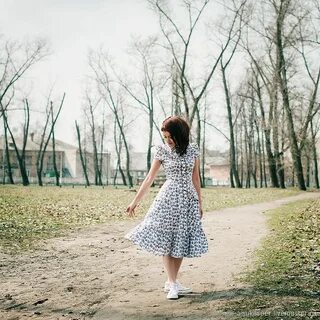 В платьице простом